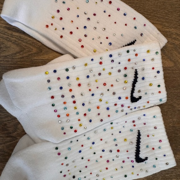 - 1 Pair Brand New White Nike Socks Adorned with Colorful Rhinestones - Picture 3 of 6